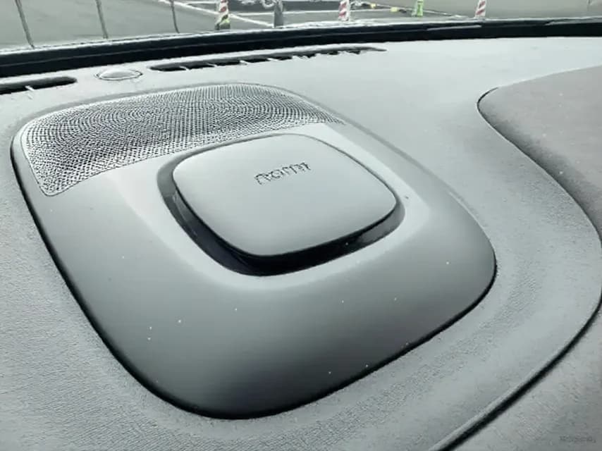 Vehicle thumbnail 6